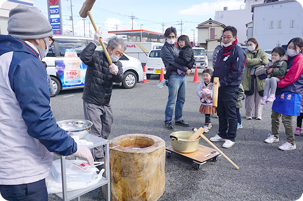 Mochi-making event held in cooperation with a neighborhood association