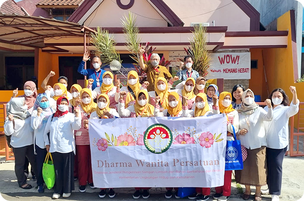 A representative from the Ministry of Environment and Forestry visited our office to give a presentation on handling household waste to Yakult Ladies