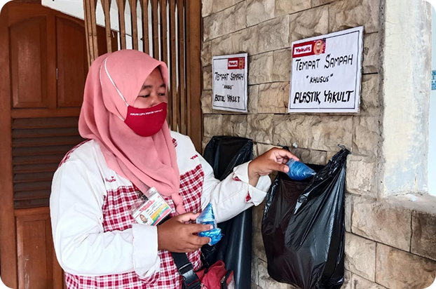 A Yakult Lady separating shrink wrap